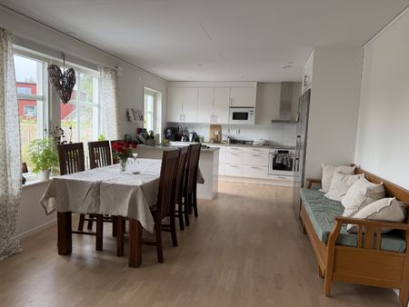 Nybyggd vinkelvilla med tre sovrum och solcellsanläggning i natursköna Landvetter! - Photo 5