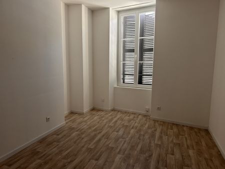 Location Appartement 3 pièces 73m² ARGENTON SUR CREUSE 36200 - Photo 2