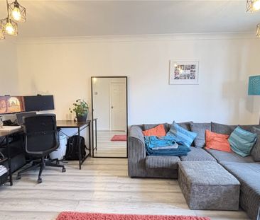 Chiltern Avenue, Farnborough, GU14 - Photo 2