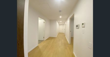 Spacious 2-Bedroom Apartment with Expansive Balcony - Photo 5