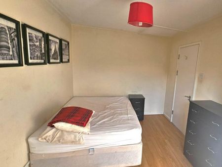 1 bedroom in a house share to rent - Photo 2