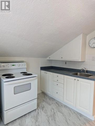 164 CENTRE STREET N - Photo 3