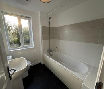 4 bedroom semi-detached house to rent - Photo 3