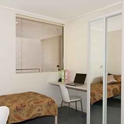 1 Bedroom Large Apartment - Photo 2