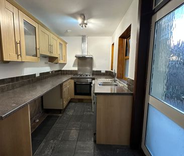 Three bedroom house ideal for families only- barking - Photo 4