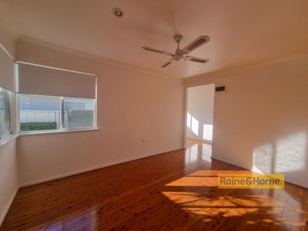 IMMACULATE 4 BEDROOM FAMILY HOME - Photo 3
