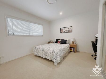 Stunning 3-Bedroom Townhouse â Ideal for Families or Professionals-Orange Grove Rd, Salisbury - Photo 2