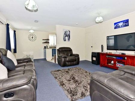 Charming 3BR Family Home in Nawton - Photo 3