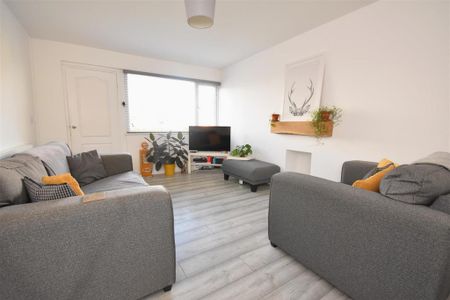 4 bedroom semi-detached house to rent - Photo 5