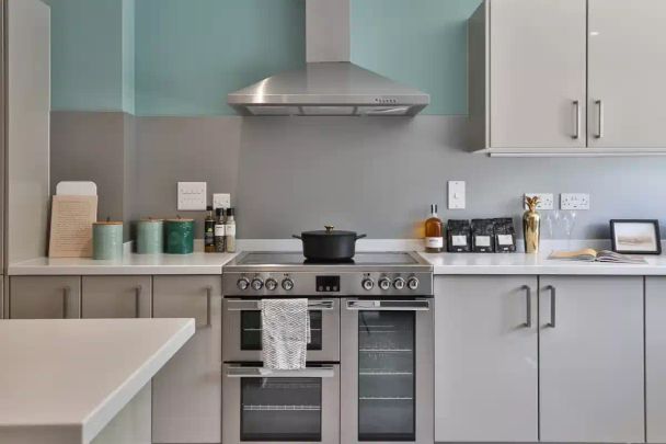 Classic 4 Bed Townhouse - Photo 1