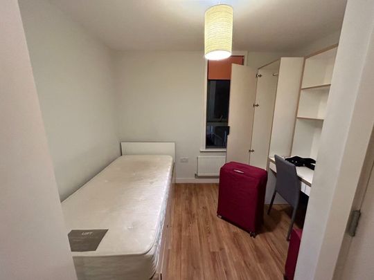 Room in a Shared Flat, Mile End Road, E1 - Photo 1