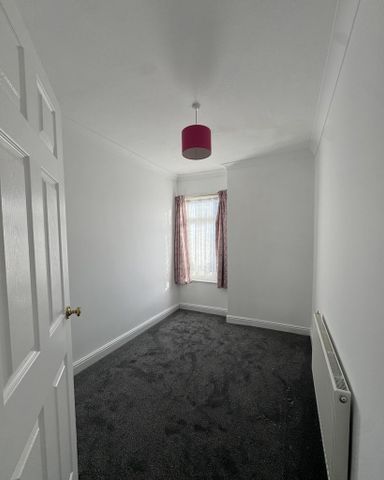 3 bedroom end of terrace house to rent - Photo 3