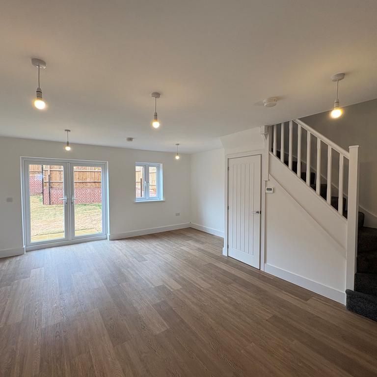 3 bedroom semi-detached house to rent - Photo 1