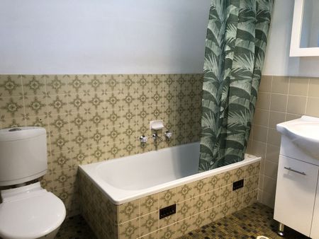 Three Bedroom Townhouse with Air Conditioning - Photo 5