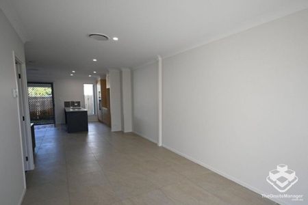LUXURY 3 BEDROOM TOWNHOUSE - Photo 2