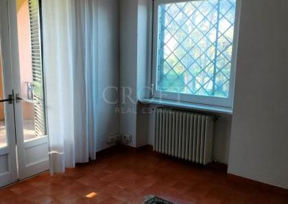 Ardeatina-Divino Amore: Quiet, charming rustic villa, big and well-curated garden, 3 beds, 1 study, 3 baths, living room, kitchen, with terraces , AC and parking space. Ref 2322