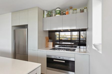 Luxury Apartment in the Heart of Claremont - Unfurnished - Photo 3