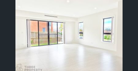 Modern 5-Bedroom Townhouse in Sought-After Denistone East Location - Photo 3