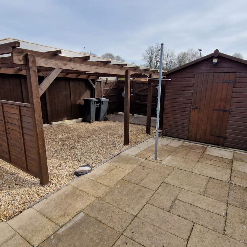 2 bed bungalow to rent in Burchs Close, Taunton - Photo 1