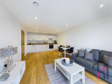 3 bedroom flat to rent - Photo 3