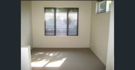 Immaculate Double-Storey Townhouse - Photo 2