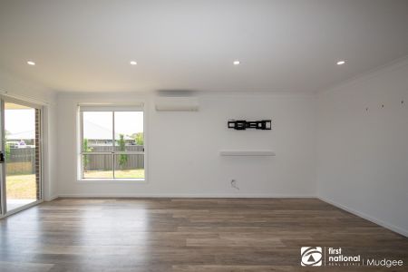 Contemporary Luxury Living - Photo 3