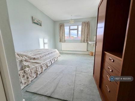 4 bedroom detached house to rent - Photo 3