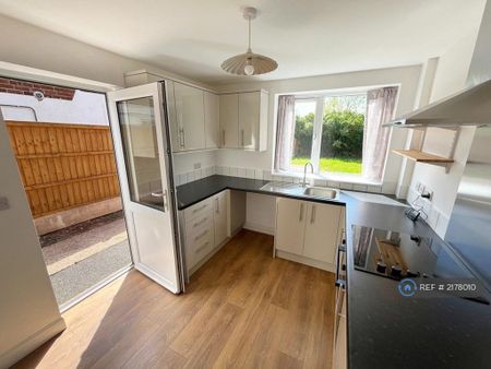 3 bedroom end of terrace house to rent - Photo 3