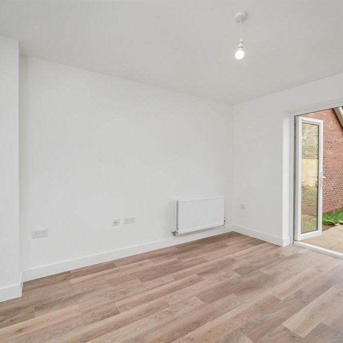 4 bedroom semi-detached house to rent - Photo 1