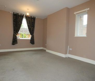 2 bedroom ground floor flat to rent - Photo 2