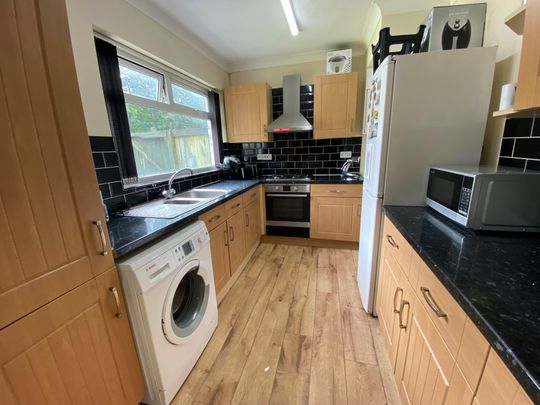 Miles Hill Avenue, Leeds - Photo 1