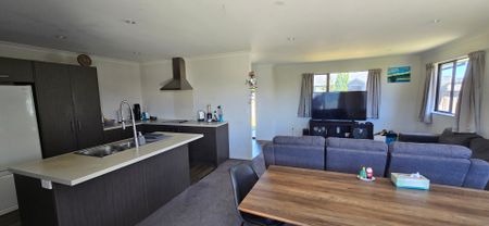 Well laid out 4-bedroom family home - Photo 2