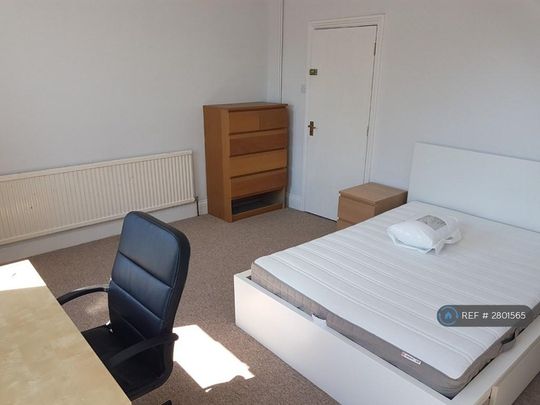 6 bedroom semi-detached house to rent - Photo 1