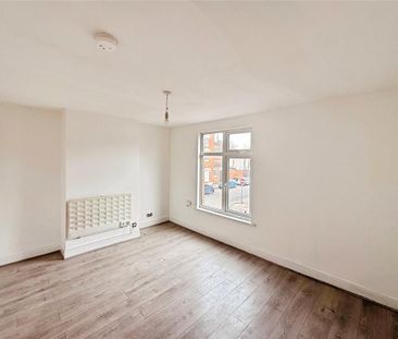 3 bedroom flat to rent - Photo 3