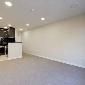 Vibrant city living! - Photo 2