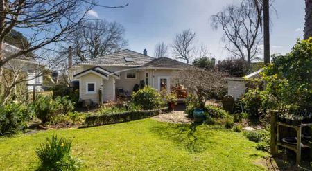 Character home on full site - Photo 2