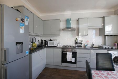 3 bedroom flat to rent - Photo 4