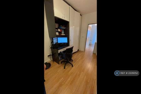 3 bedroom flat to rent - Photo 4