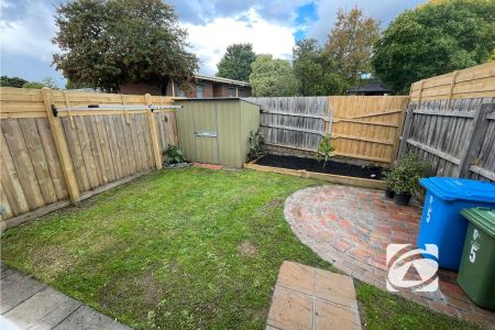 COSY 1 BEDROOM UNIT CLOSE TO SHOPS AND TRANSPORT - Photo 2