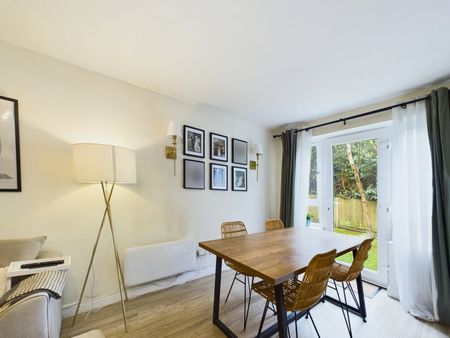 2 bedroom Flat in Masefield Gardens, Crowthorne - Photo 4