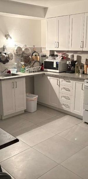 4 ½ à louer spacieux et lumineux semi meublé - Photo 1