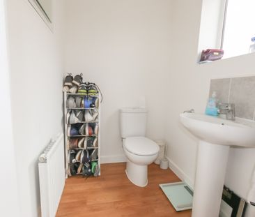 2 bedroom Semi Detached for rent - Photo 5