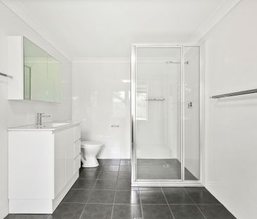 Huge, Modern Family Home - Photo 3