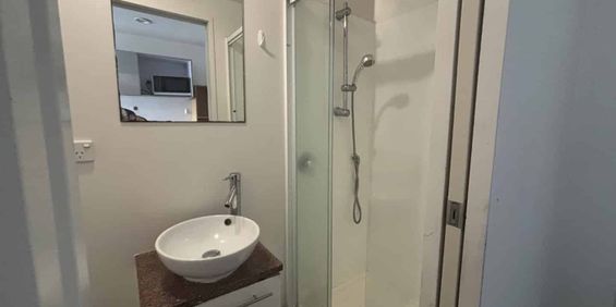 Unfurnished Studio Apartment Water included - Photo 3