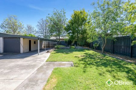 “Spacious Family Home in a Prime Frankston Location” - Photo 5