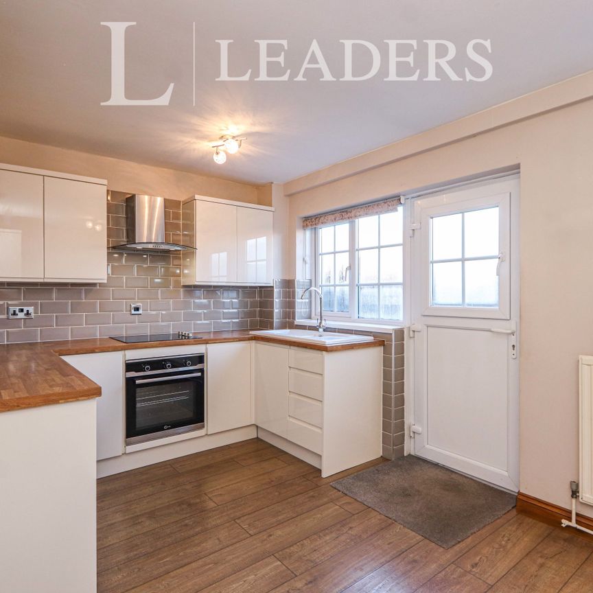 3 bedroom house to rent Normanton Spring Road, Sheffield, South Yorkshire, S13 - Photo 1