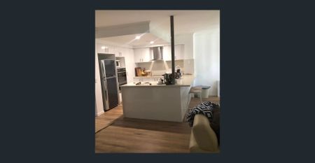 Spacious Renovated Townhouse with Golf Course Views – Prime Central Location! - Photo 2