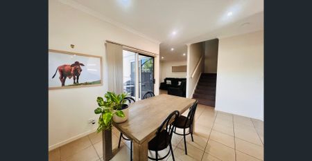 3 BEDROOMS, 3 BATHROOMS, 3 KITCHENS & FULLY FURNISHED THROUGHOUT - NOT TO BE MISSED! - Photo 2