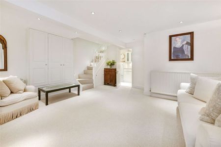 Bright, spacious lower ground floor studio apartment in the Peterborough Estate in the heart of Parsons Green. - Photo 3