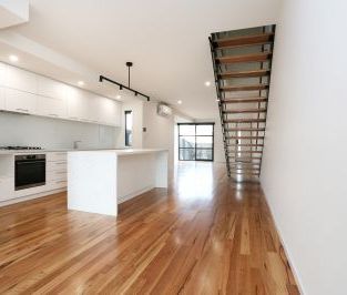 Executive Living at its finest - Photo 5